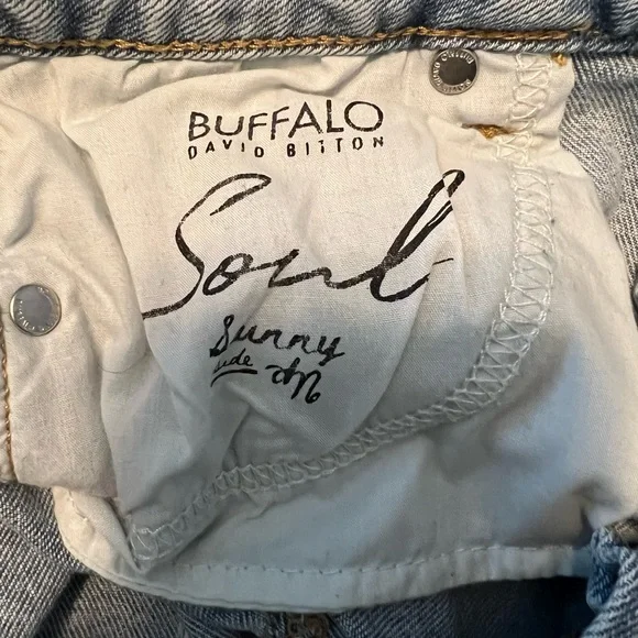 Hi-Rise Relaxed Fit Jean Shorts. Size 29. - Picture 5 of 5